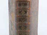 un vieux livre posé sur une table en bois