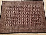 un tapis à motifs posé sur un sol carrelé