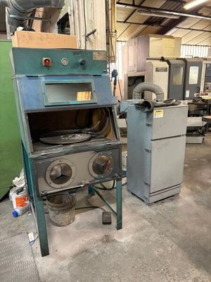 une machine qui se trouve à l'intérieur d'un bâtiment