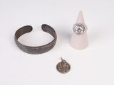 une bague en argent et une bague en argent sertie d'une pierre
