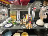 de nombreux plats sur les étagères de la cuisine