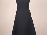 le dos d'une robe noire sur un mannequin, un mannequin, un mannequin, un mannequin, un mannequin