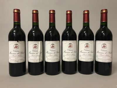 six bouteilles de vin rouge alignées sur une table