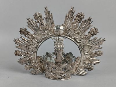 un plateau en argent avec un miroir au milieu