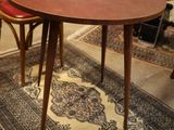 une table avec deux chaises et un tapis posé au sol
