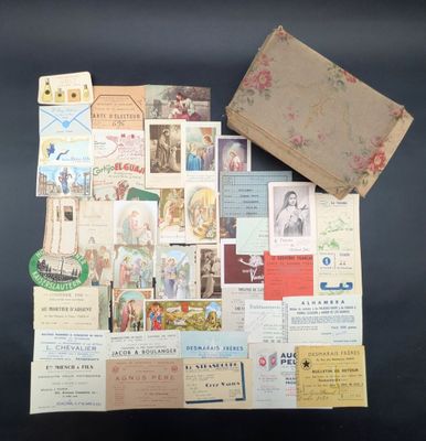une pile de vieilles cartes postales posée sur une table noire