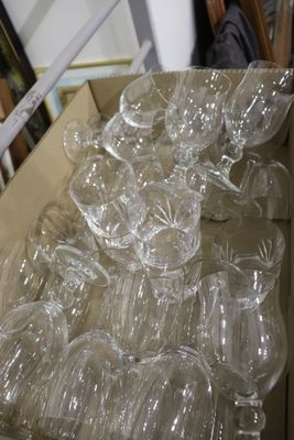 plusieurs verres à vin vides dans une boîte sur la table