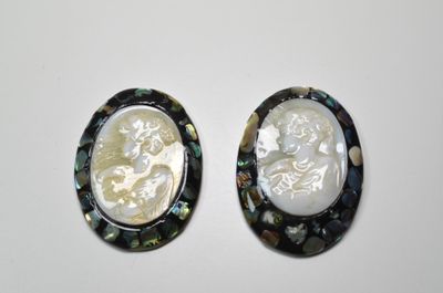 Un lot de deux camées (percés pour pendentifs) en nacre à dé…