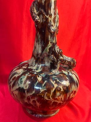 un vase posé sur un tissu rouge