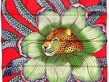 un léopard dans une fleur sur fond rouge, avec des plumes et des plumes
