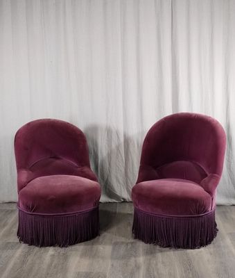 paire de chaises en velours violet avec des franges sur les pieds