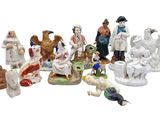 de nombreuses figurines de différentes tailles et couleurs sont exposées