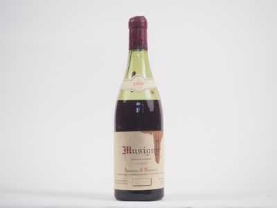 une bouteille de vin posée sur une table