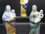 quatre figurines en céramique représentant une femme, un homme et un enfant