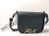 le petit sac noir porte une inscription dorée