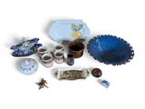 un grand nombre d'objets différents posés sur la table