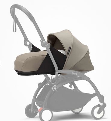 une poussette avec un bébé à l'intérieur, sur fond blanc