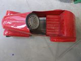 une petite voiture rouge posée par terre