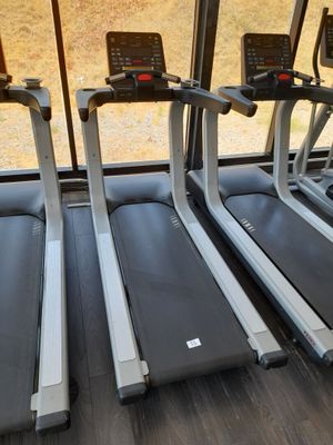 trois marches d'affilée dans une salle de sport