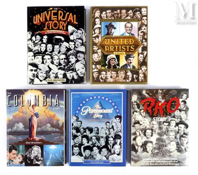 Quatre jaquettes de DVD de différents films sont présentées sur une surface blanche