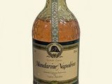 une bouteille d'alcool posée sur une table