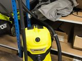 un aspirateur posé sur une étagère dans une pièce