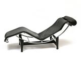 une image représentant une chaise longue et un pouf en cuir noir sur fond blanc