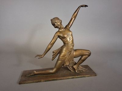 statue en bronze représentant une danseuse, posée sur un socle en marbre