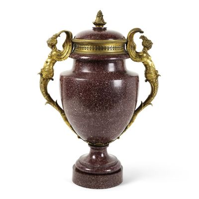 un grand vase orné de deux oiseaux, posé sur un socle