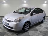 une photo d'une Toyota Prius argentée garée dans un garage