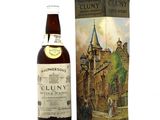 une photo d'une bouteille de whisky Cluny à côté d'une boîte