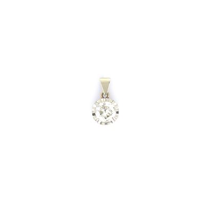 une image représentant un pendentif en forme de diamant sur fond blanc