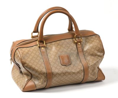 le sac marron et beige est posé sur une surface blanche