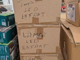 plusieurs cartons empilés les uns sur les autres dans un entrepôt