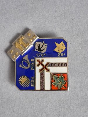 insigne représentant une croix, une feuille d'érable et d'autres symboles