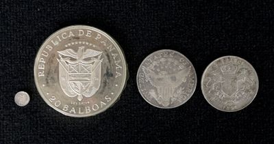trois pièces d'argent et une pièce d'argent sur un fond noir