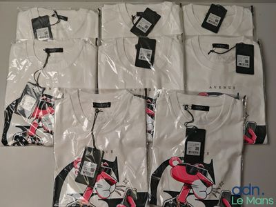 un lot de t-shirts blancs ornés de motifs roses et noirs