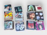 beaucoup de CD posés sur une table