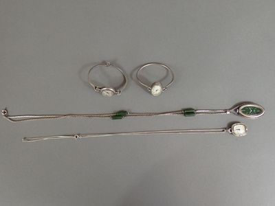 deux bagues en argent et une paire de boucles d'oreilles composées de perles vertes et blanches