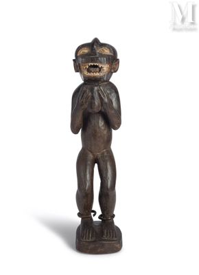 une image représentant une statue en bois d'un singe portant ses mains à sa bouche