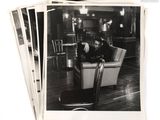plusieurs photographies en noir et blanc d'un homme assis sur une chaise