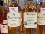 plusieurs bouteilles de vin sont alignées sur un comptoir