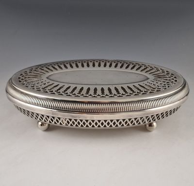 une assiette en argent ornée d'un motif circulaire