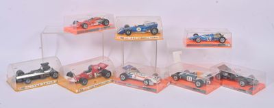 six petites voitures dans une vitrine posée sur une surface blanche