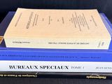 trois livres sont empilés sur une table