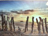 une photo d'une photo d'un coucher de soleil sur la plage