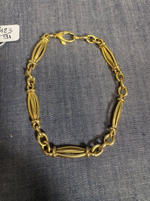 un bracelet plaqué or à maillons avec un fermoir