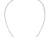 un collier en argent composé de deux brins de fil d'argent sur fond blanc
