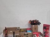 une table sur laquelle sont posés différents objets