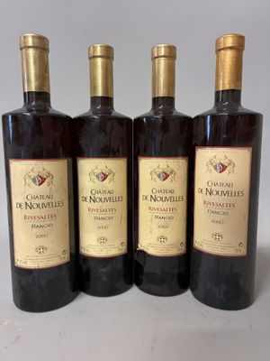 quatre bouteilles de vin sont alignées sur une table